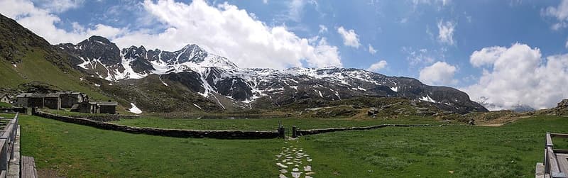 Rifugio Chiavenna e affaccio sul Pizzo Stella