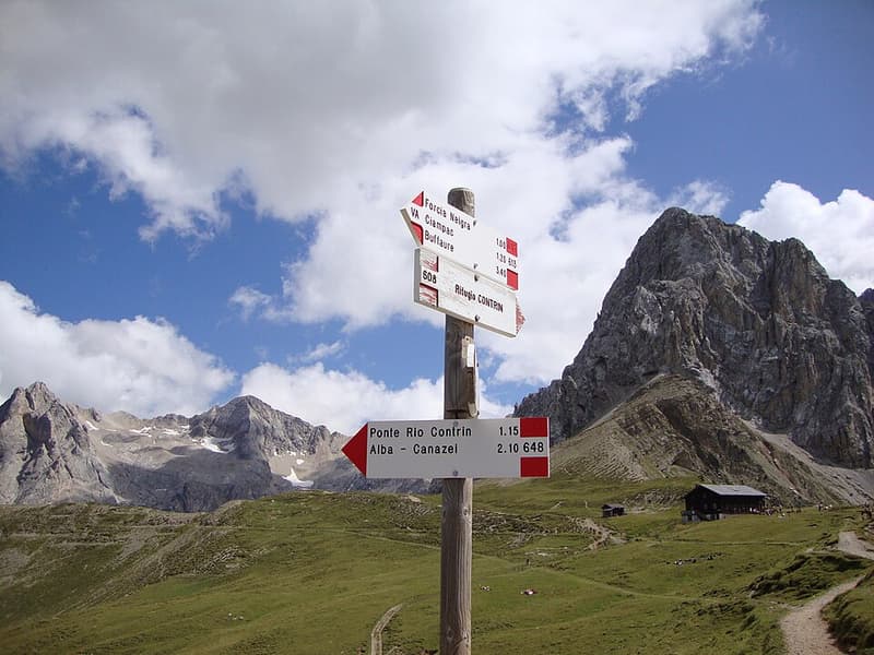 Passo san nicolò e il suo rifugio - panoramio