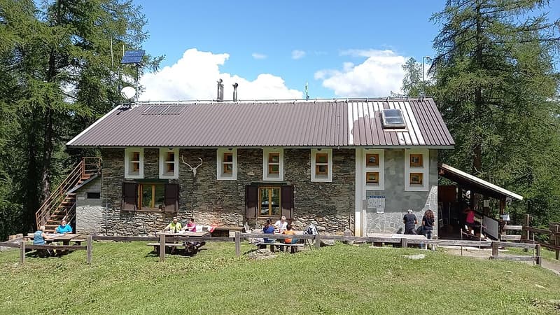 Rifugio Toesca fotografato da sud